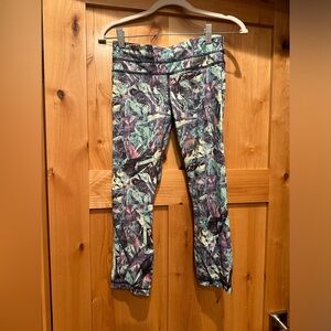 NWOT size 4 beautiful lululemon cropped leggings